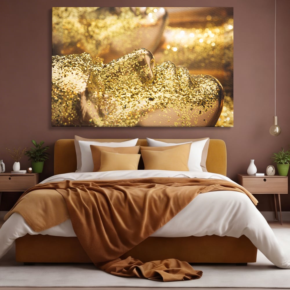 Tablou canvas cu tablou canvas cu chip acoperit de sclipici auriu, fara rama, pe sasiu de lemn, pe perete intr-un dormitor